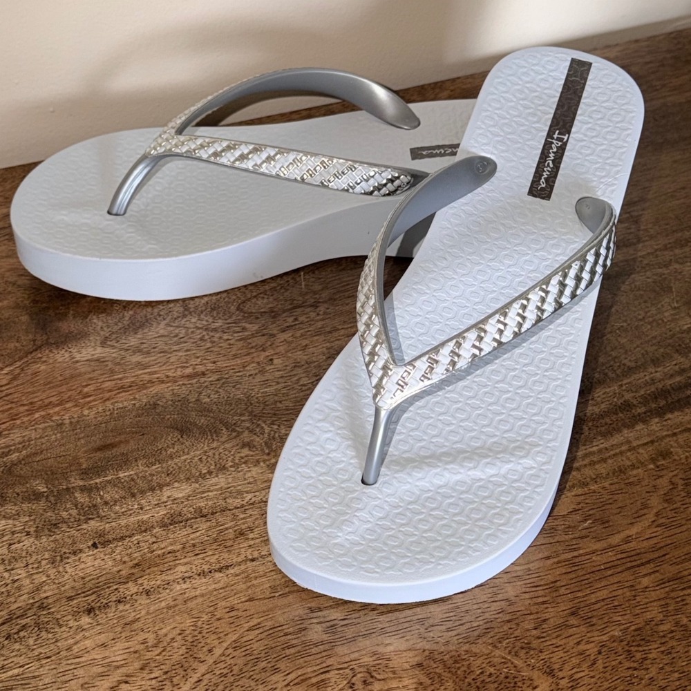 Ipanema Platform Flip Flops Women Size 8 Silver Metallic Woven Strap Sandals